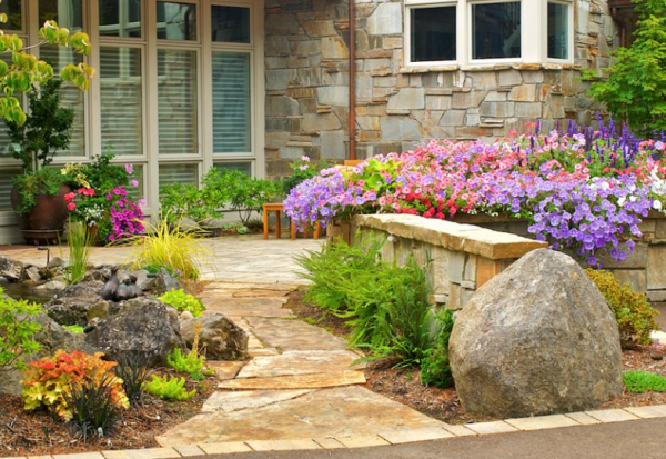 Taman minimalis dengan batu alam dan tanaman rendah